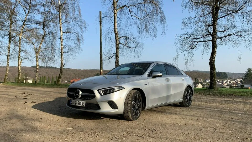 Mercedes Benz A 250 e Plug-in-Hybrid als viertürige Stufenhecklimousine